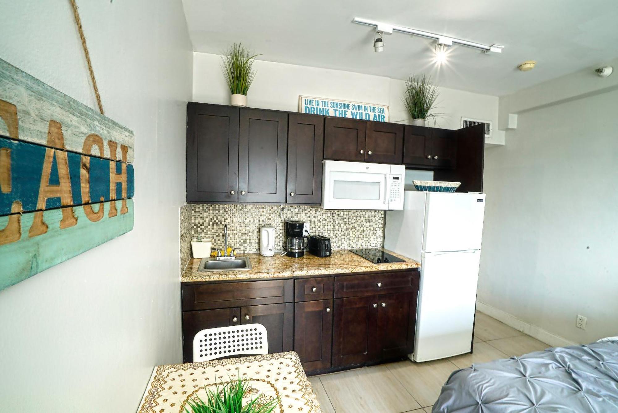 Deluxe Studios And Apartments At The Casablanca Miami Beach Ruang foto