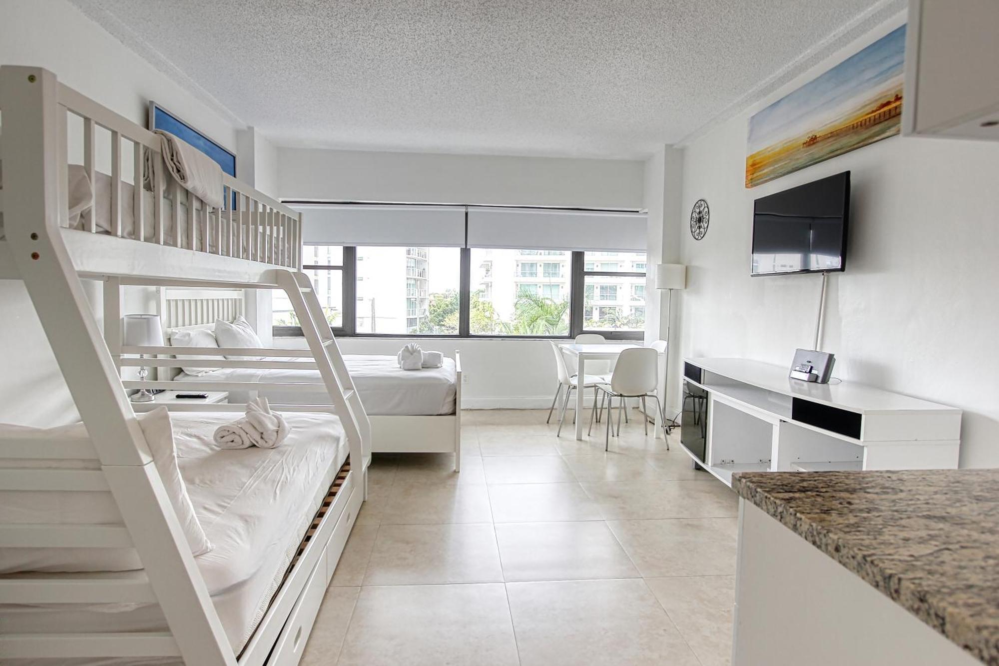 Deluxe Studios And Apartments At The Casablanca Miami Beach Ruang foto